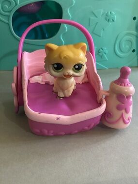 Littlest Pet Shop Yum Yum Magic Motion Kitty with Bed and Bottle